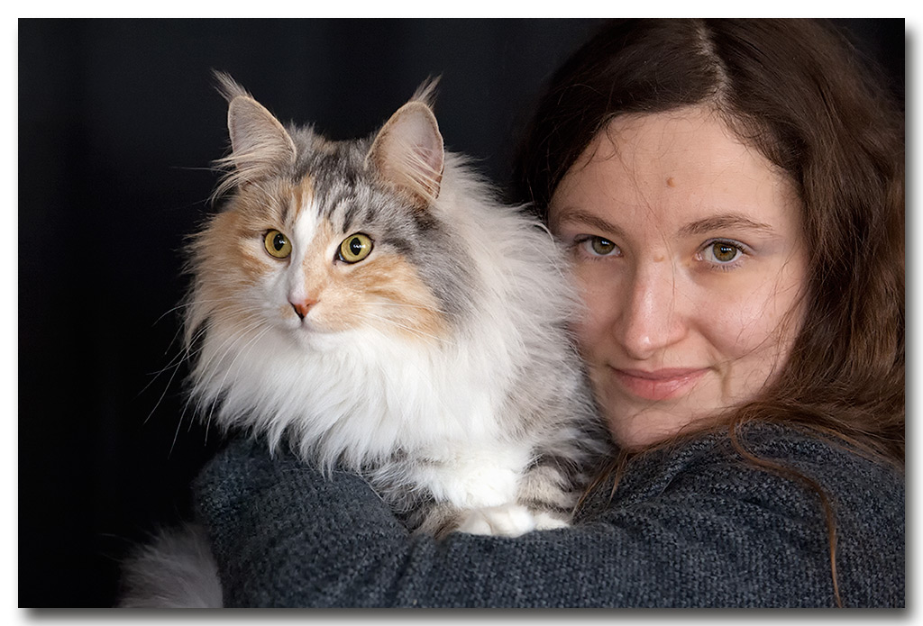 vanessa_amu1.jpg - Gunsmokes Amarula, femelle adulte, BIV-T et nominée au BIS par Mme Madsen le dimanche et sa propriétaire Vanessa (chatterie de Sigriou)